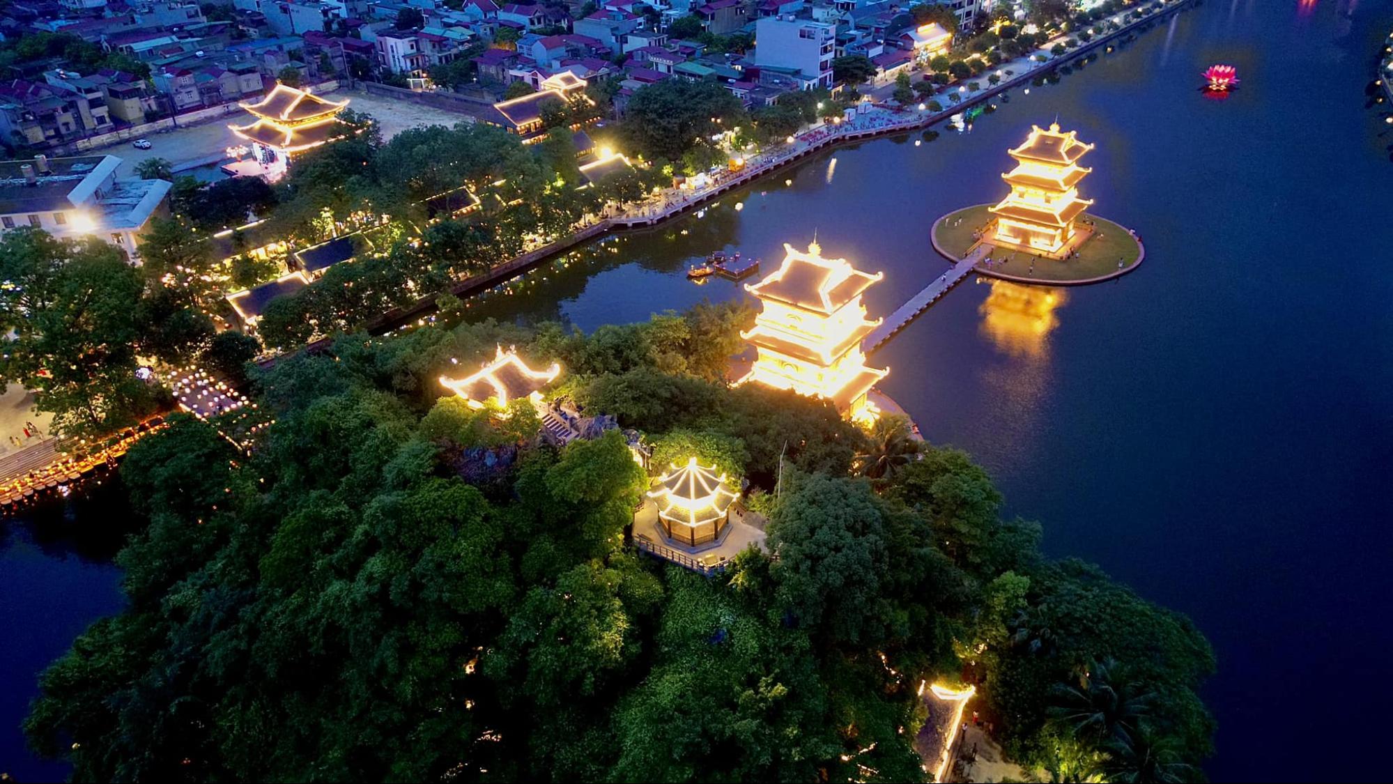 Phố cổ Hoa Lư về đêm