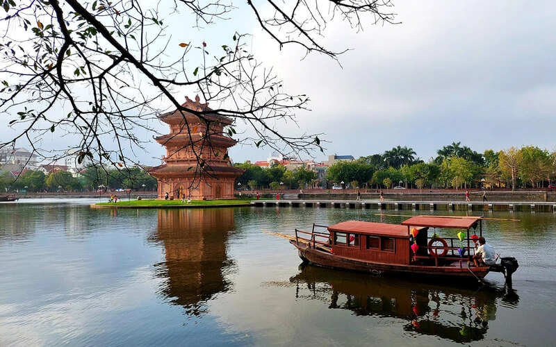 Hồ kỳ Lân tại Phố cổ Hoa Lư