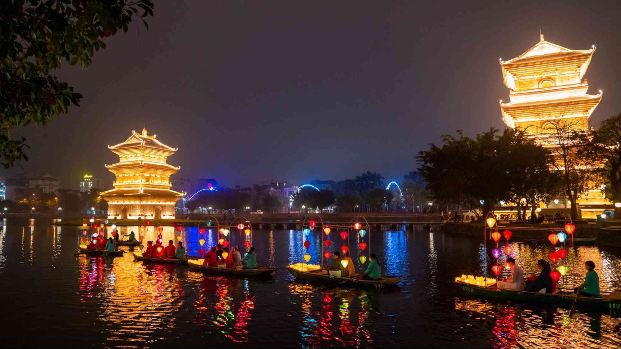 Phố cổ Hoa Lư về ban đêm