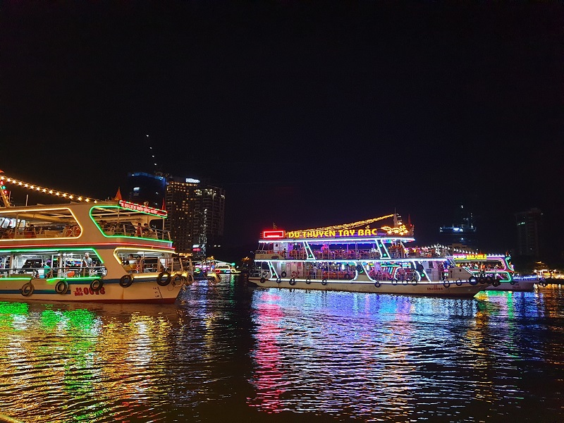 Du thuyền tr&ecirc;n s&ocirc;ng H&agrave;n