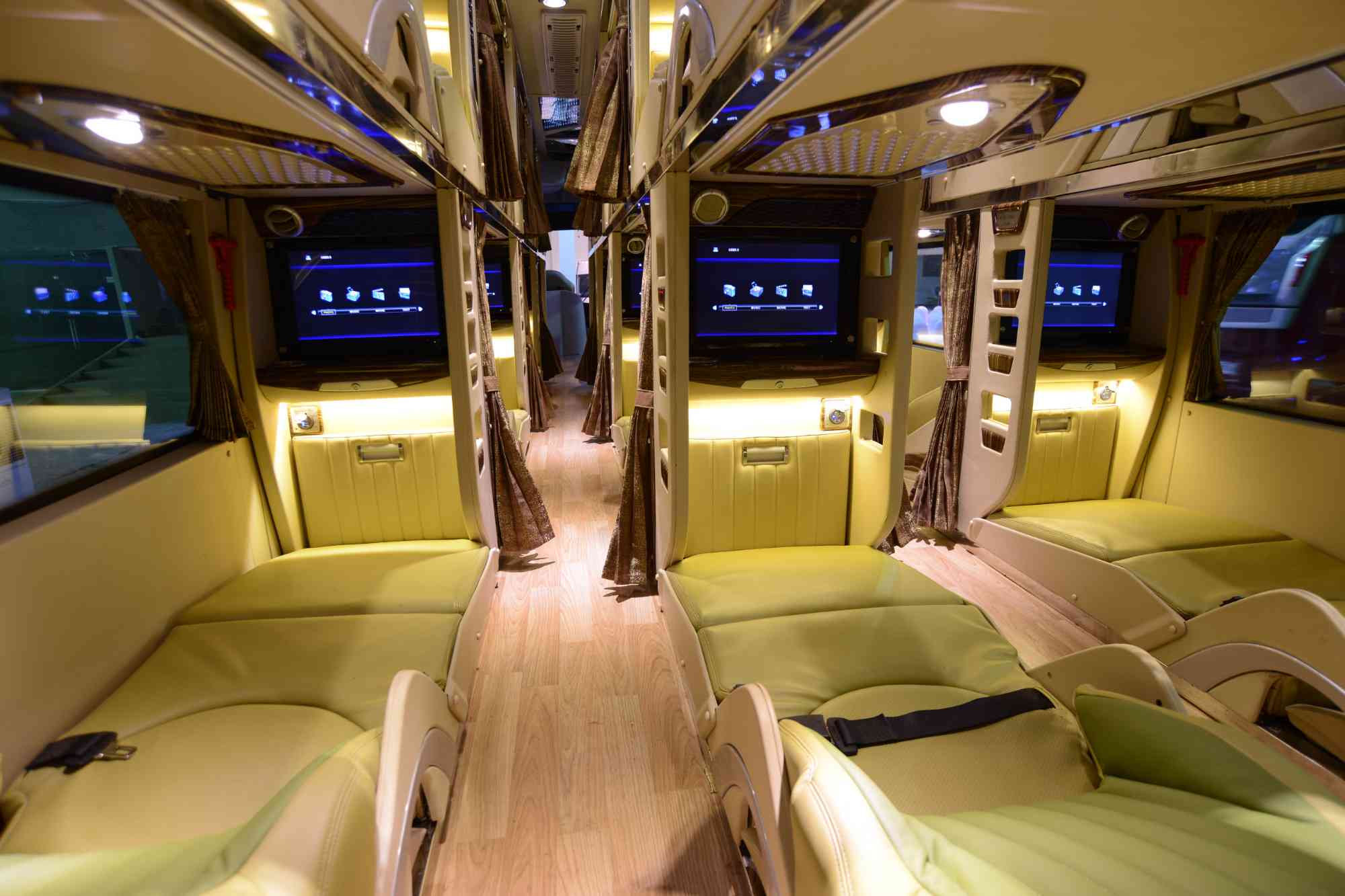 Xe limousine S&agrave;i G&ograve;n Nha Trang