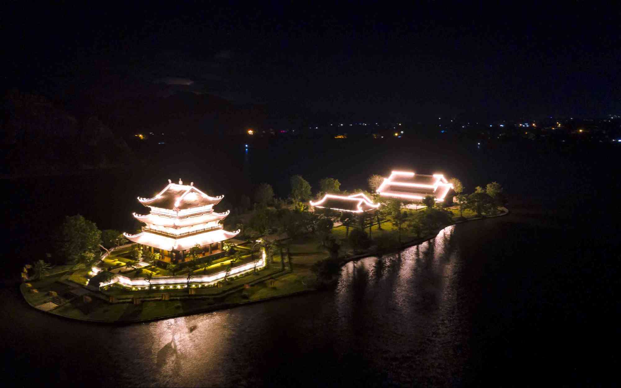 Chùa Vàng khi đêm xuống