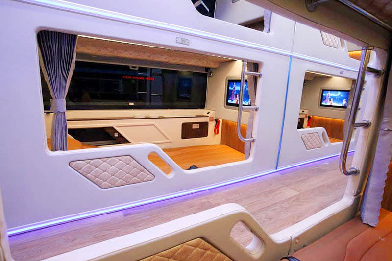 Xe cabin đ&ocirc;i đi Sapa