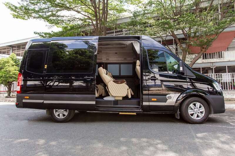 dịch vụ vận chuyển h&agrave;nh kh&aacute;ch bằng limousine