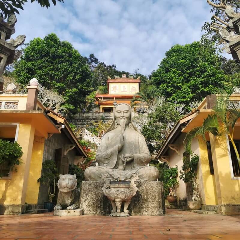 Tham quan N&uacute;i T&agrave; C&uacute;