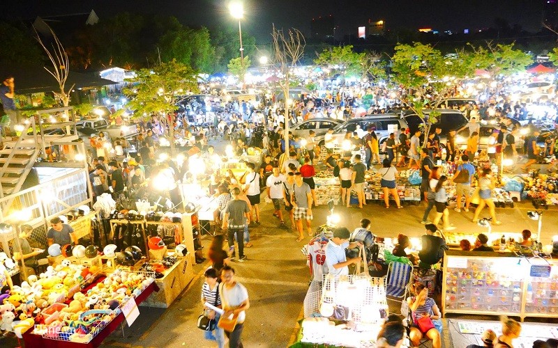 Ăn vặt ở chợ đ&ecirc;m Nha Trang
