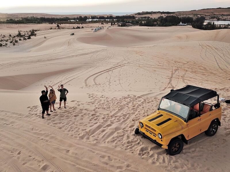 Xe Jeep tham quan Đồi c&aacute;t Mũi N&eacute;