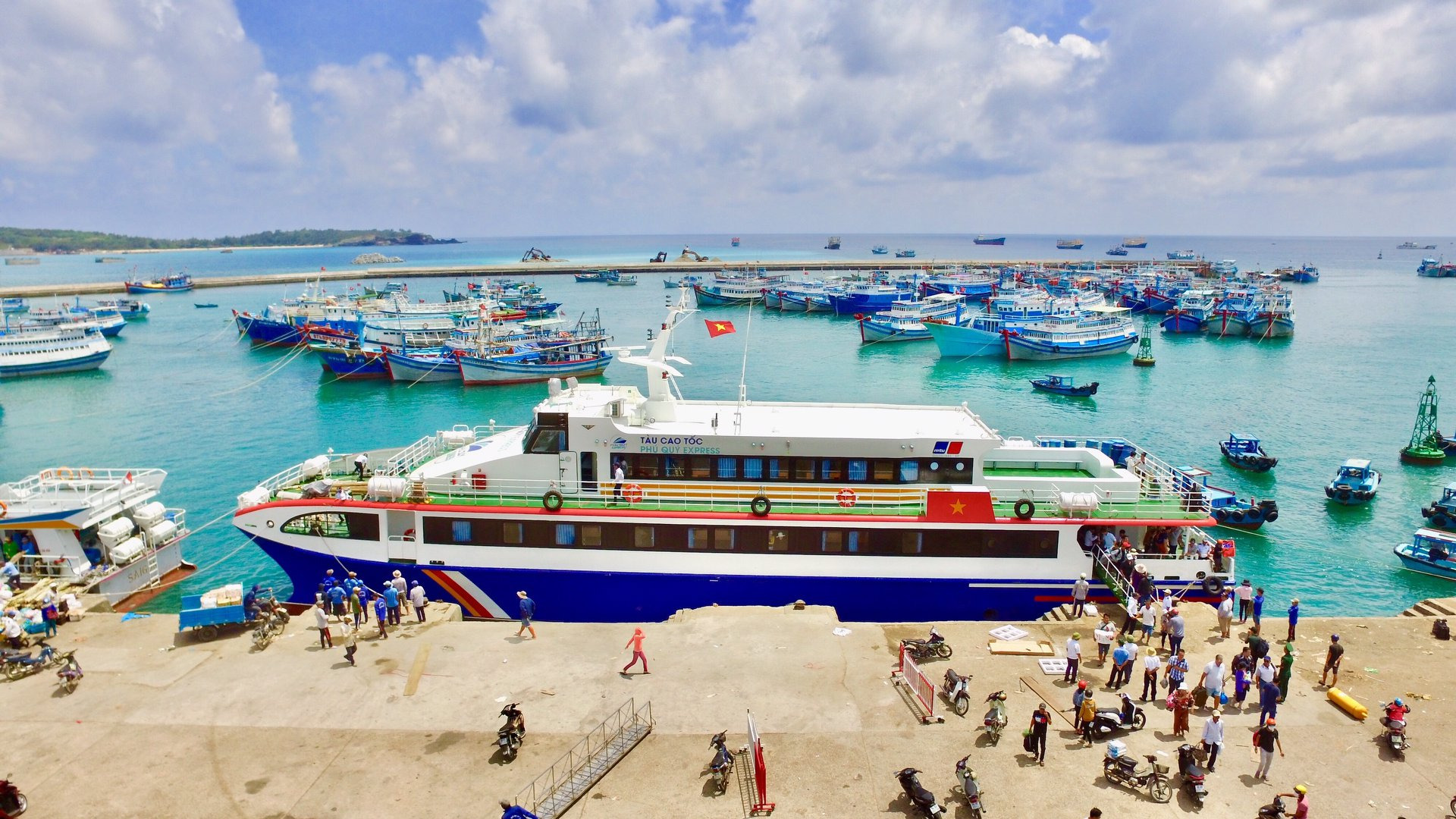 t&agrave;u cao tốc Phan Thiết đi Ph&uacute; Qu&yacute;