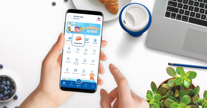 Hộ kinh doanh sử dụng v&iacute; điện tử tr&ecirc;n điện thoại để thanh to&aacute;n h&oacute;a đơn nhanh ch&oacute;ng v&agrave; kh&ocirc;ng d&ugrave;ng tiền mặt