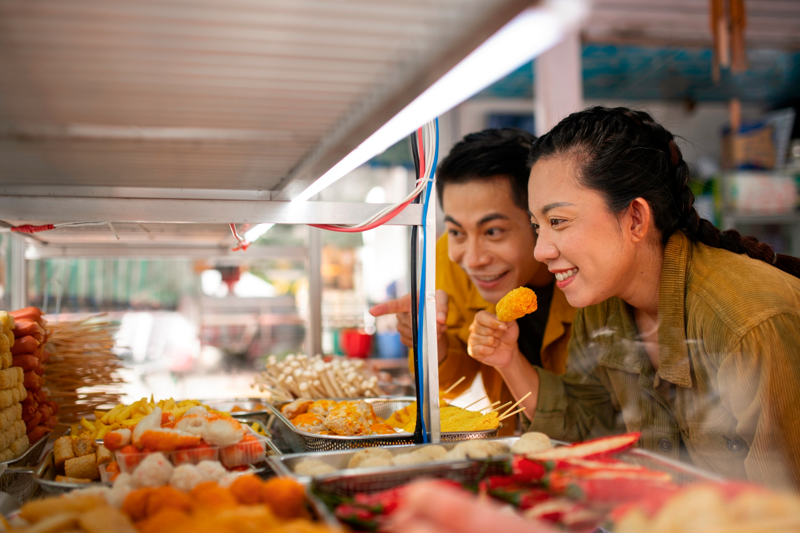 Các mặt bằng gần những nơi đông người trẻ qua lại sẽ phù hợp với ý tưởng kinh doanh thức ăn vặt (Nguồn: Internet)