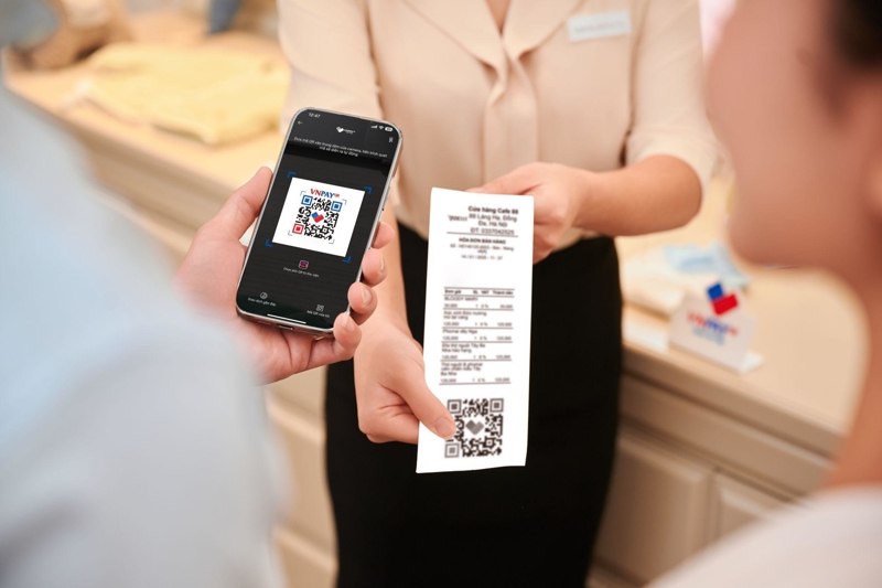 Khi quét QR động, thiết bị sẽ tự động hiển thị đủ số tiền và nội dung chuyển khoản, người mua chỉ cần xác nhận chuyển tiền mà không cần thao tác thêm
