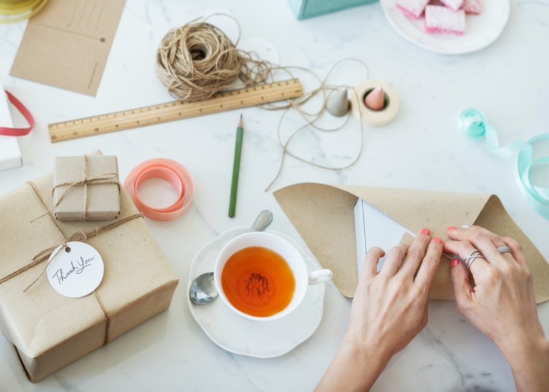 Nếu sở hữu gu thẩm mỹ tốt và đôi tay khéo léo, bạn có thể bắt đầu với các sản phẩm mang tính cá nhân hóa như nến thơm, trang sức thiết kế hoặc đồ trang trí (Nguồn: Internet)