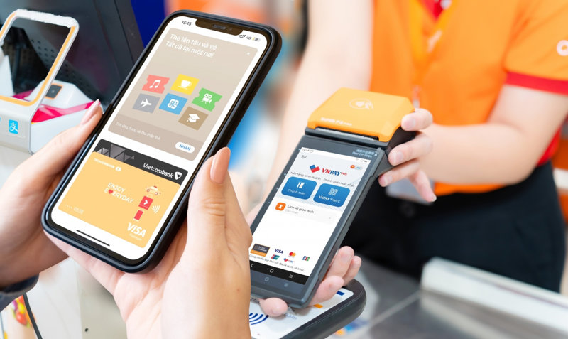 Thiết bị SmartPOS cho ph&eacute;p chủ cửa h&agrave;ng chấp nhận thanh to&aacute;n bằng c&aacute;ch quẹt thẻ hoặc cắm thẻ chip trực tiếp tr&ecirc;n m&aacute;y