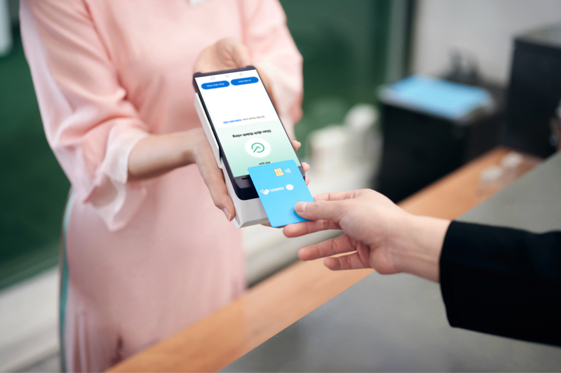 M&aacute;y POS l&agrave; thiết bị gi&uacute;p cửa h&agrave;ng chấp nhận thanh to&aacute;n kh&ocirc;ng tiền mặt bằng thẻ ng&acirc;n h&agrave;ng, m&atilde; QR v&agrave; c&aacute;c phương thức thanh to&aacute;n điện tử kh&aacute;c