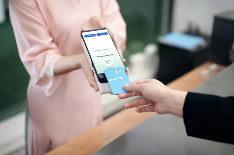 Thẻ chip sử dụng c&ocirc;ng nghệ bảo mật cao v&agrave; y&ecirc;u cầu cắm thẻ v&agrave;o m&aacute;y POS trong suốt qu&aacute; tr&igrave;nh thanh to&aacute;n