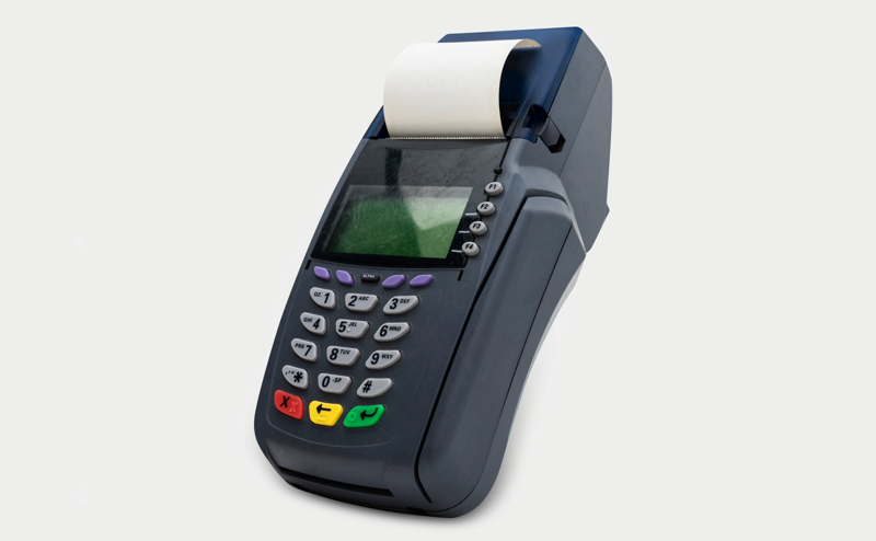 Máy POS truyền thống được đặt cố định tại quầy thu ngân, chủ yếu hỗ trợ quét thẻ và hóa đơn giấy (Nguồn: Internet)