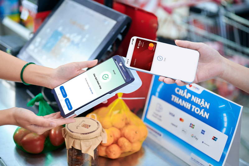 Người d&ugrave;ng c&oacute; thể thanh to&aacute;n 1 chạm bằng điện thoại c&oacute; NFC v&agrave; đ&atilde; li&ecirc;n kết với t&agrave;i khoản thanh to&aacute;n