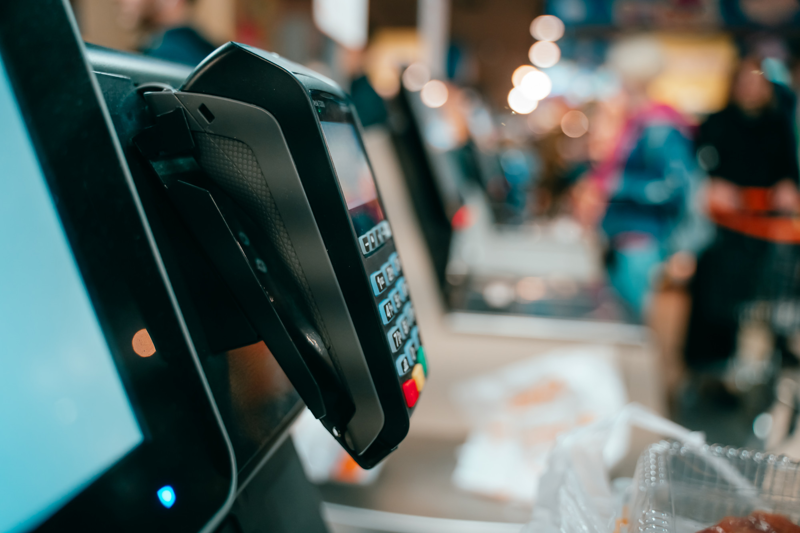 M&aacute;y POS truyền thống ph&ugrave; hợp với c&aacute;c cửa h&agrave;ng cần giải ph&aacute;p thanh to&aacute;n thẻ đơn giản, ổn định v&agrave; cố định tại quầy thu ng&acirc;n (Nguồn: Internet)