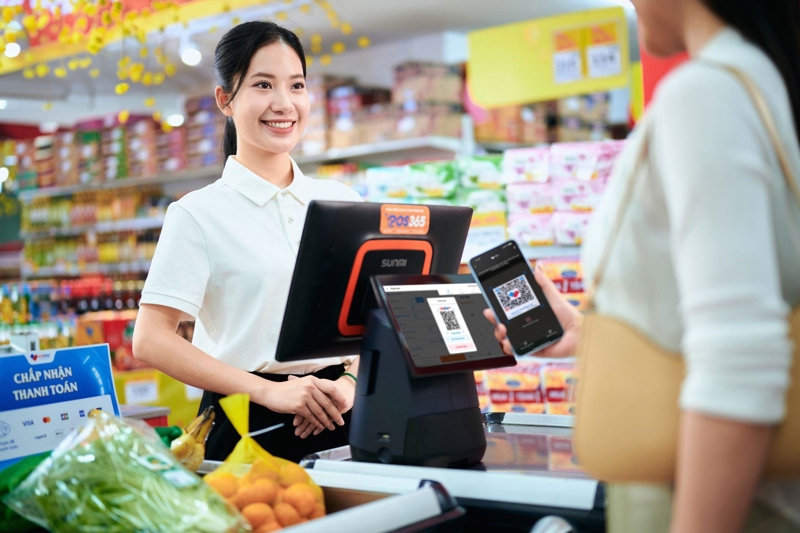 Nhân viên xử lý thanh toán trên màn hình, khách hàng có thể thanh toán bằng nhiều hình thức khác nhau