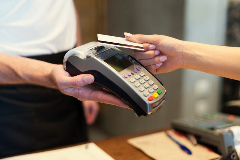 Thẻ từ được thanh to&aacute;n bằng c&aacute;ch quẹt thẻ qua khe đọc tr&ecirc;n m&aacute;y POS để x&aacute;c thực giao dịch (Nguồn: Internet)