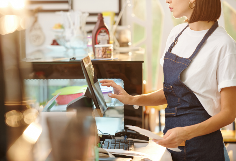 Nhân viên tiếp nhận đơn hàng của khách và nhập lên hệ thống POS (Nguồn: Internet)