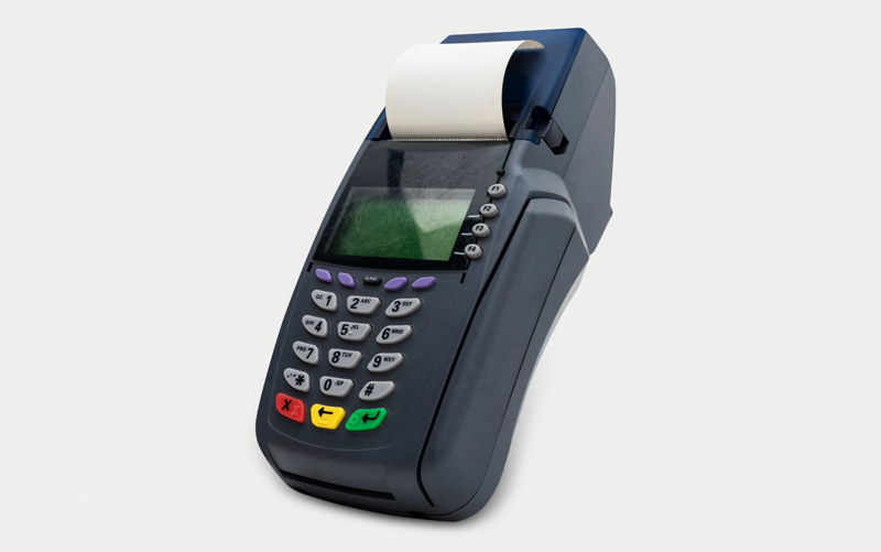 Máy POS truyền thống là thiết bị thanh toán sử dụng bàn phím vật lý, hỗ trợ thẻ từ và thẻ chip, phổ biến tại các điểm bán hàng cố định (Nguồn: Internet)