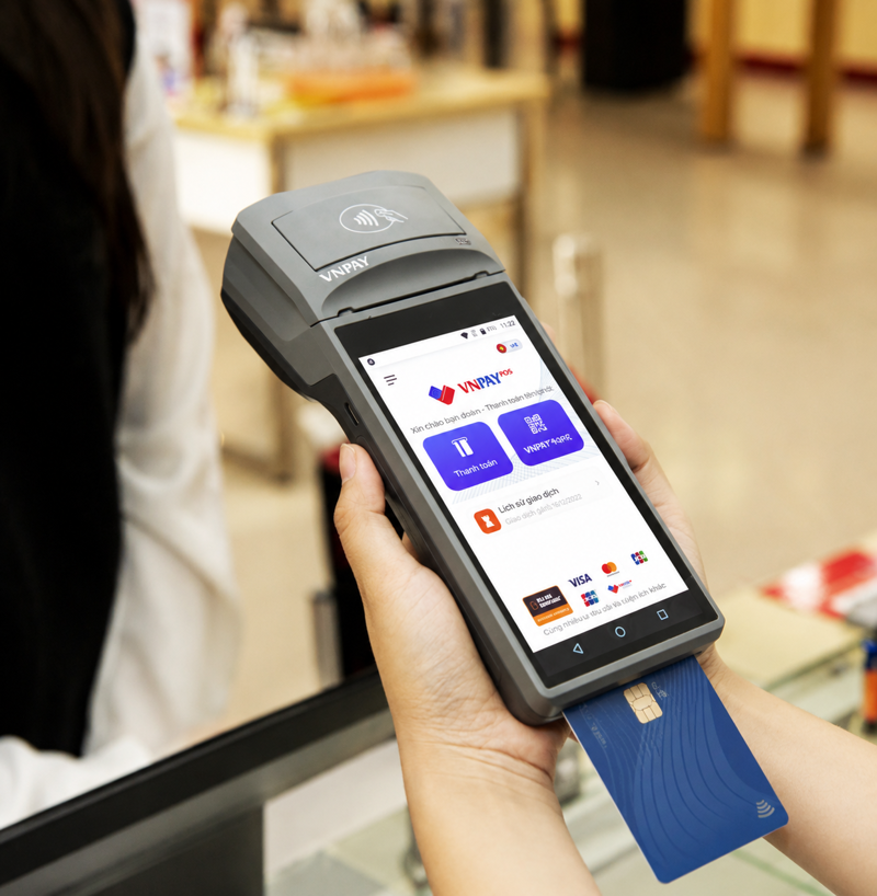 Thẻ chip sử dụng công nghệ bảo mật cao và yêu cầu cắm thẻ vào máy POS trong suốt quá trình thanh toán